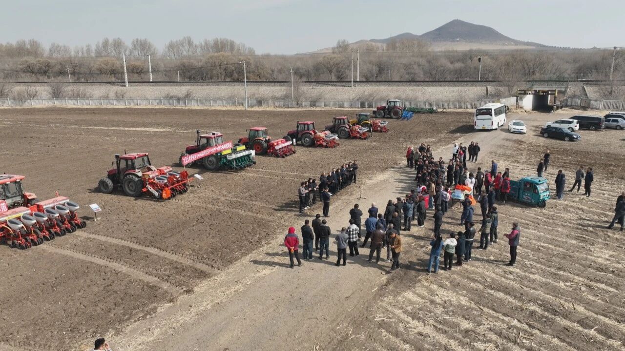 “大豆玉米带状复合种植专用播种机”2026年现场播种演示会暨年度推进会在乌兰浩特市葛根庙镇举行